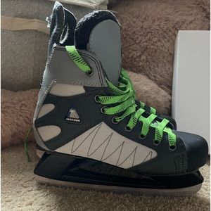 Ice skates barely used. No longer enjoy skating.